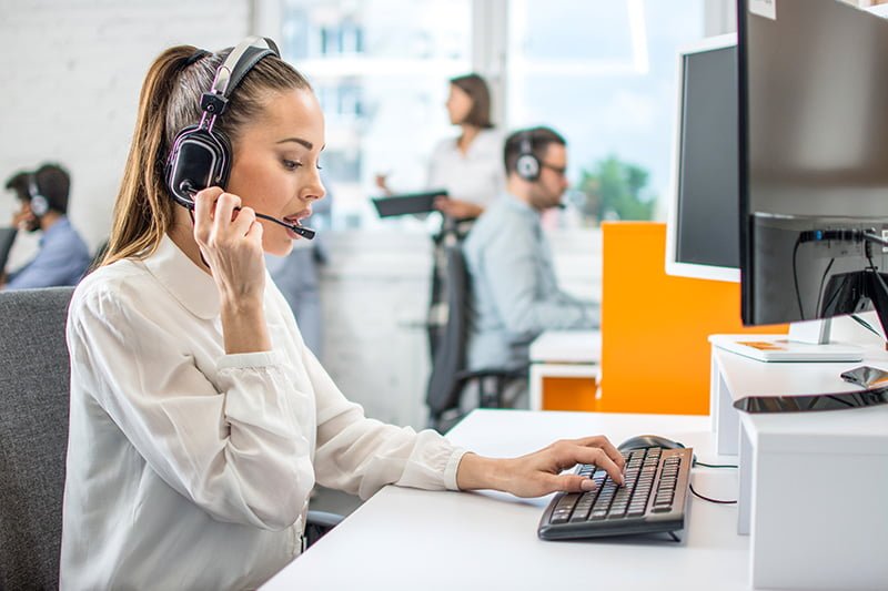 Callcenter-Mitarbeiterin macht Support.