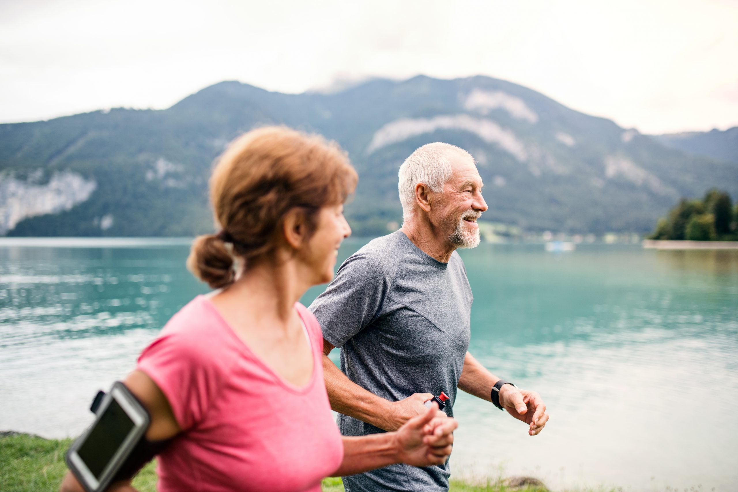 Viele Senior:innen wollen raus – trauen sich aber nicht mehr alleine. Die Angst vor Stürzen, Orientierungslosigkeit oder Notfällen ist real. JAMES schafft Sicherheit und macht Mut.